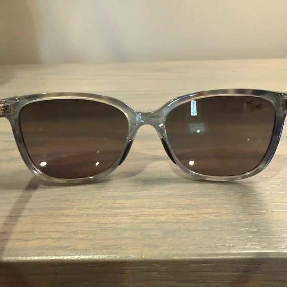 Maui Jim Honi Grey Tortoise Stripe Polarized Sunglasses - Picture 6 of 9